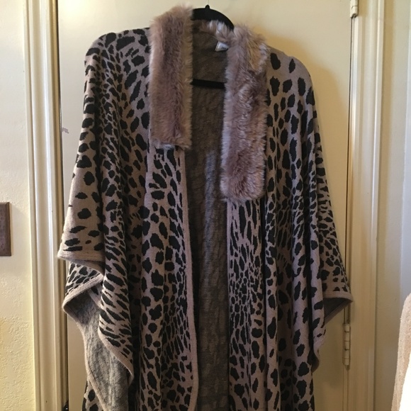 jon & anna New York Accessories - jon & anna New York Animal Print Cape, Faux Fur jon & anna New York Accessories - jon & anna New York Animal Print Cape, Faux Fur